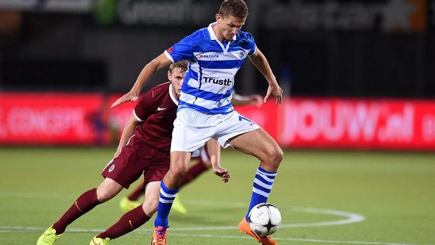 Tomáš Necid ze Zwolle si kryje míč před sparťanským stoperem Jakubem Brabcem. Tomáš Necid ze Zwolle si kryje míč před sparťanským stoperem Jakubem Brabcem.