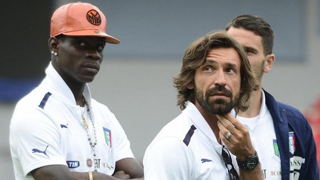 Italští hráči Mario Balotelli (vlevo) a Andrea Pirlo si prohlédli v Praze letenský stadión před pátečním kvalifikačním utkáním s Českem. Italští hráči Mario Balotelli (vlevo) a Andrea Pirlo si prohlédli v Praze letenský stadión před pátečním kvalifikačním utkáním s Českem.