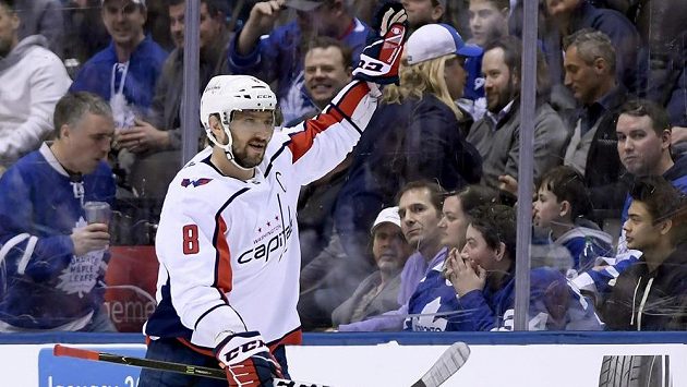 Hvězda Washingtonu Capitals Alex Ovečkin (8) slaví, je nejlepším ruským hokejistou v historii NHL. Hvězda Washingtonu Capitals Alex Ovečkin (8) slaví, je nejlepším ruským hokejistou v historii NHL.