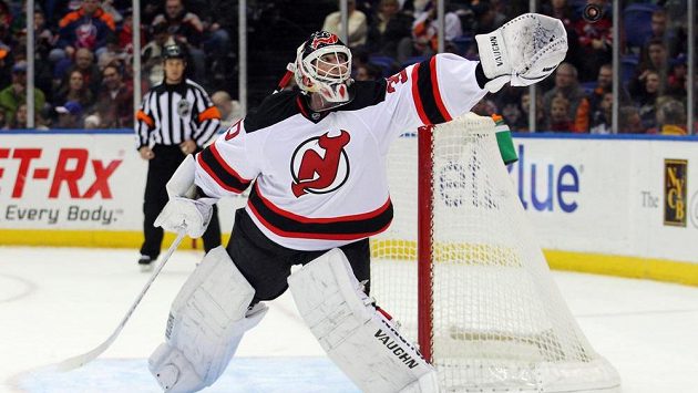 Brankář Martin Brodeur v dresu New Jersey Devils. Dlouholeté spojení nyní údajně skončí, legendární gólman se prý stěhuje do Minnesoty. Brankář Martin Brodeur v dresu New Jersey Devils. Dlouholeté spojení nyní údajně skončí, legendární gólman se prý stěhuje do Minnesoty.