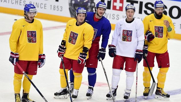 Zleva Tomáš Filippi, Petr Koukal, Tomáš Kundrátek, David Pastrňák a Richard Jarůšek při rozbruslení před prvním zápasem s Rusy. Zleva Tomáš Filippi, Petr Koukal, Tomáš Kundrátek, David Pastrňák a Richard Jarůšek při rozbruslení před prvním zápasem s Rusy.