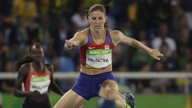 Zuzana Hejnová nad překážkou v rozběhu olympijského závodu. Zuzana Hejnová nad překážkou v rozběhu olympijského závodu.