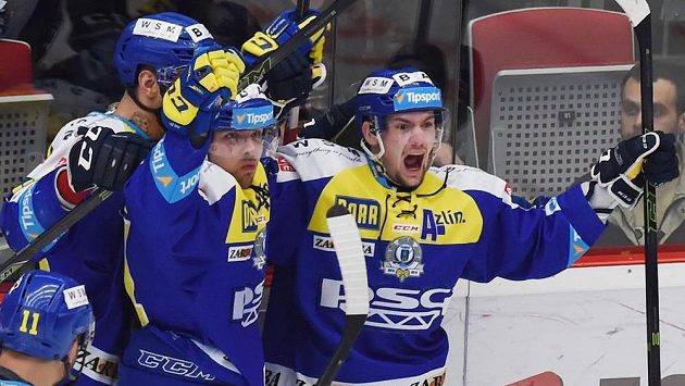 Zlínští hokejisté se radují z vítězství v prodloužení na ledě Třince ve třetím utkání předkola play off. Zlínští hokejisté se radují z vítězství v prodloužení na ledě Třince ve třetím utkání předkola play off.