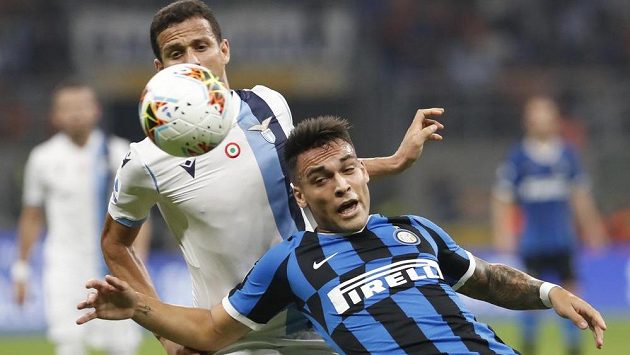 Lautaro Martínez (vpravo) z Interu Milán v ligovém souboji s Luizem Felipem z Lazia Řím. Lautaro Martínez (vpravo) z Interu Milán v ligovém souboji s Luizem Felipem z Lazia Řím.