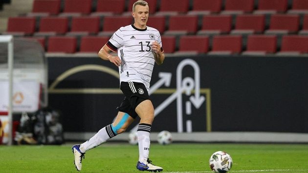 Německý reprezentační obránce Lukas Klostermann musí na operaci kolena a vedle zápasů s Lipskem v bundeslize i Lize mistrů může přijít také o přípravu s českými fotbalisty. Německý reprezentační obránce Lukas Klostermann musí na operaci kolena a vedle zápasů s Lipskem v bundeslize i Lize mistrů může přijít také o přípravu s českými fotbalisty.