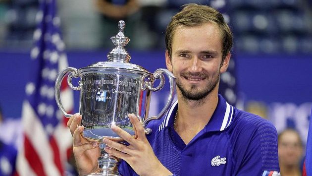 Ruský tenista Daniil Medveděv s trofejí pro vítěze US Open. Ruský tenista Daniil Medveděv s trofejí pro vítěze US Open.