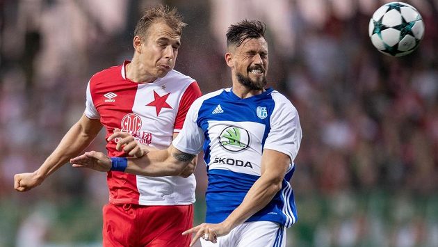 Lukáš Pokorný (vlevo) ze Slavie a Jaroslav Diviš z Mladé Boleslavi. Lukáš Pokorný (vlevo) ze Slavie a Jaroslav Diviš z Mladé Boleslavi.
