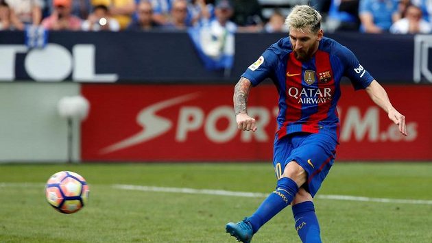 Barcelonský Lionel Messi se po třech týdnech znovu zapojil do tréninku. Barcelonský Lionel Messi se po třech týdnech znovu zapojil do tréninku.