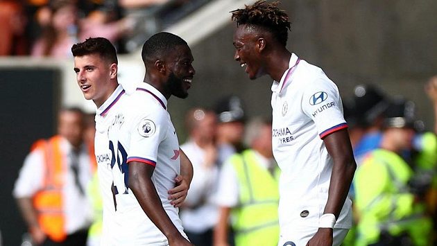 Angličané v dresu Chelsea: zleva Mason Mount, Fikayo Tomori a Tammy Abraham se radují z gólu proti Wolverhamptonu. V pátek se mohou ukázat v Edenu. Angličané v dresu Chelsea: zleva Mason Mount, Fikayo Tomori a Tammy Abraham se radují z gólu proti Wolverhamptonu. V pátek se mohou ukázat v Edenu.