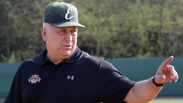 Bývalý hráč americké Major League Baseball Cal Ripken během tréninku s dětmi na hřišti klubu Eagles Praha. Bývalý hráč americké Major League Baseball Cal Ripken během tréninku s dětmi na hřišti klubu Eagles Praha.