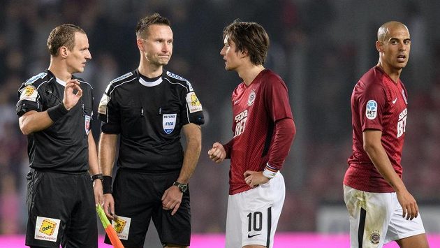 Tomáš Rosický hovoří s rozhodčími Radkem Příhodou (druhý zleva) a Jiřím Křížem po utkání s Plzní. Tomáš Rosický hovoří s rozhodčími Radkem Příhodou (druhý zleva) a Jiřím Křížem po utkání s Plzní.