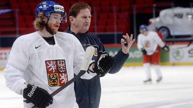 Útočník Jakub Voráček a trenér Alois Hadamczik ve Stockholmu na tréninku reprezentace před startem MS. Útočník Jakub Voráček a trenér Alois Hadamczik ve Stockholmu na tréninku reprezentace před startem MS.