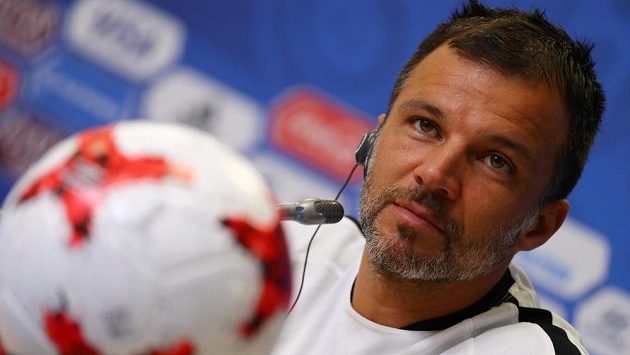 Trenér fotbalistů Nového Zélandu Anthony Hudson, přezdívá se mu "mladý Mourinho." Trenér fotbalistů Nového Zélandu Anthony Hudson, přezdívá se mu "mladý Mourinho."