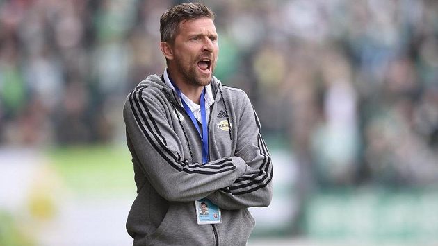 Martin Hašek hecuje své svěřence. Martin Hašek hecuje své svěřence.