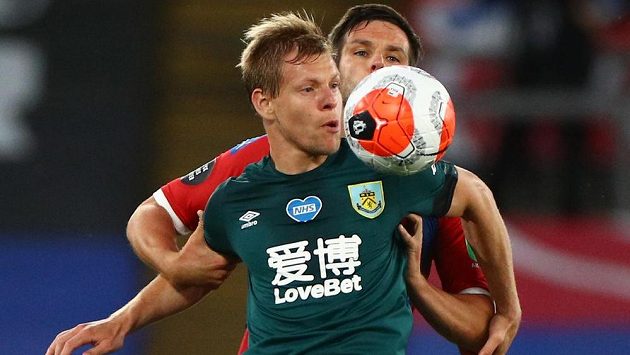Český útočník Burnley Matěj Vydra (vpředu) v souboji o míč se Scottem Dannem z Crystal Palace. Český útočník Burnley Matěj Vydra (vpředu) v souboji o míč se Scottem Dannem z Crystal Palace.