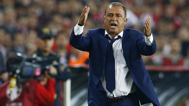 Rozzlobený turecký kouč Fatih Terim. Rozzlobený turecký kouč Fatih Terim.