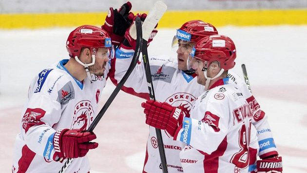 Zleva Lukáš Krajíček, Jiří Polanský a Jakub Petružálek z Třince oslavují gól v prodloužení. Zleva Lukáš Krajíček, Jiří Polanský a Jakub Petružálek z Třince oslavují gól v prodloužení.