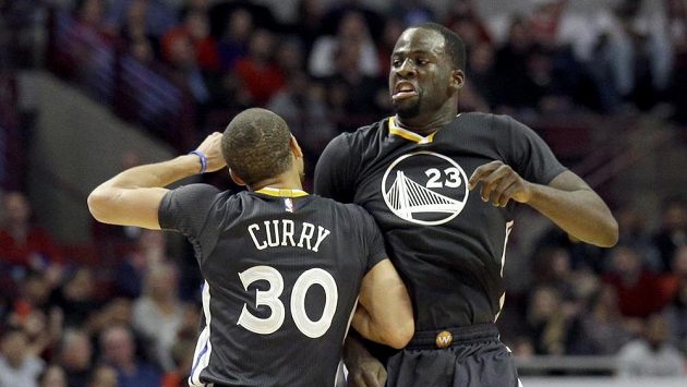 Hráči Golden State Warriors Draymond Green (číslo 23) a Stephen Curry se radují při zápase proti Chicagu Bulls. Hráči Golden State Warriors Draymond Green (číslo 23) a Stephen Curry se radují při zápase proti Chicagu Bulls.