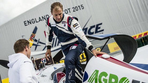 Martin Šonka při závodu Red Bull Air Race v Ascotu. Martin Šonka při závodu Red Bull Air Race v Ascotu.