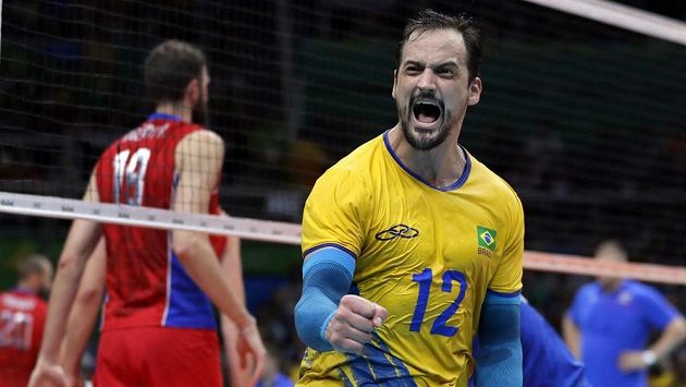 Luiz Felipe Marques Fonteles z Brazílie oslavuje postup do finále volejbalistů. Luiz Felipe Marques Fonteles z Brazílie oslavuje postup do finále volejbalistů.