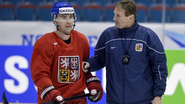 Obránce Marek Židlický a trenér Alois Hadamczik na pondělním tréninku české reprezentace na mistrovství světa. Obránce Marek Židlický a trenér Alois Hadamczik na pondělním tréninku české reprezentace na mistrovství světa.