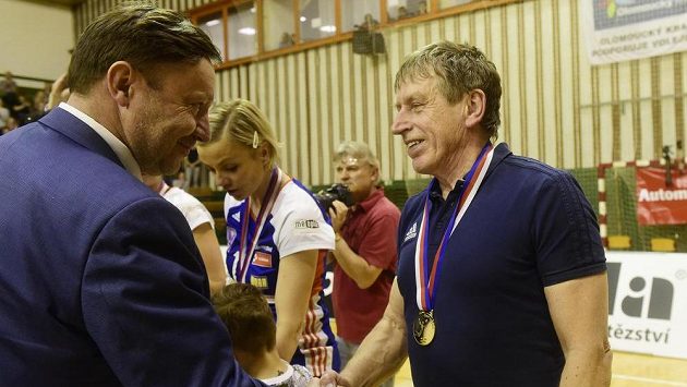 Zleva Jiří Zemánek z managementu olomouckého klubu a trenér Jiří Teplý po zisku titulu. Zleva Jiří Zemánek z managementu olomouckého klubu a trenér Jiří Teplý po zisku titulu.