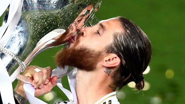 Kapitán Realu Madrid Sergio Ramos při nedávných oslavách titulu. Kapitán Realu Madrid Sergio Ramos při nedávných oslavách titulu.