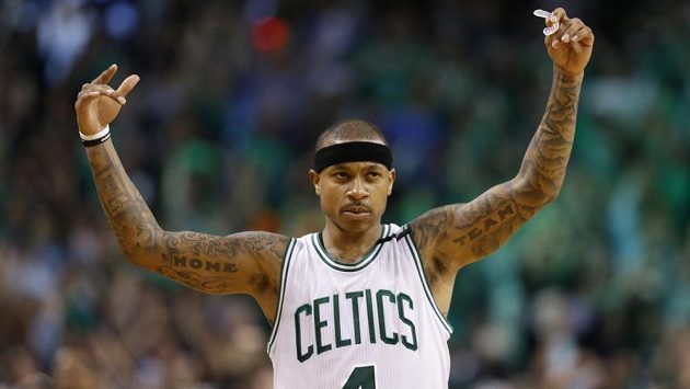 Vítězné gesto Isaiaha Thomase (4) z Bostonu. Vítězné gesto Isaiaha Thomase (4) z Bostonu.