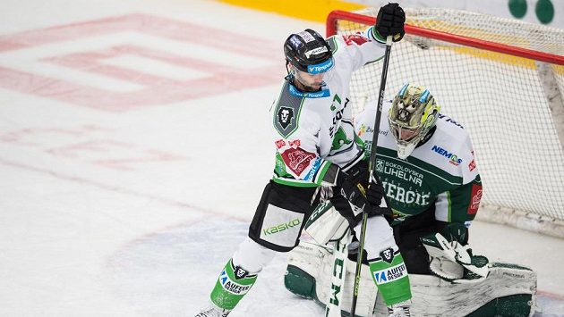 Mladoboleslavský útočník Jakub Klepiš se na archivním snímku snaží překonat karlovarského brankáře Davida Honzíka. Mladoboleslavský útočník Jakub Klepiš se na archivním snímku snaží překonat karlovarského brankáře Davida Honzíka.