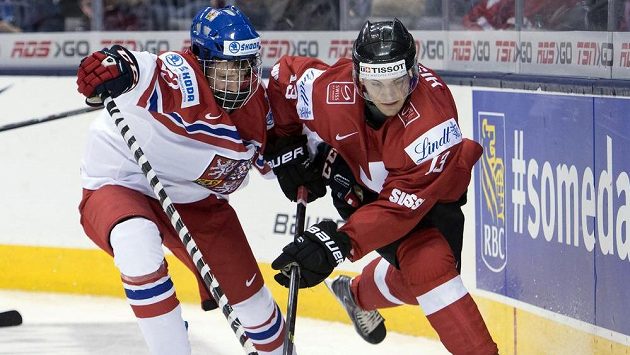 Švýcarský útočník Luca Hischier (vpravo) v souboji s českým forvardem Davidem Kašem. Švýcarský útočník Luca Hischier (vpravo) v souboji s českým forvardem Davidem Kašem.