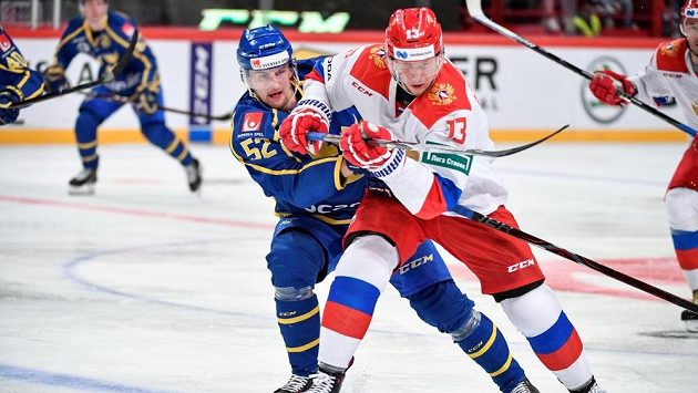 Śvédský hokejista Philip Holm a Rus Sergej Andronov během úvodního utkání Carlson Hockey Games . Śvédský hokejista Philip Holm a Rus Sergej Andronov během úvodního utkání Carlson Hockey Games .