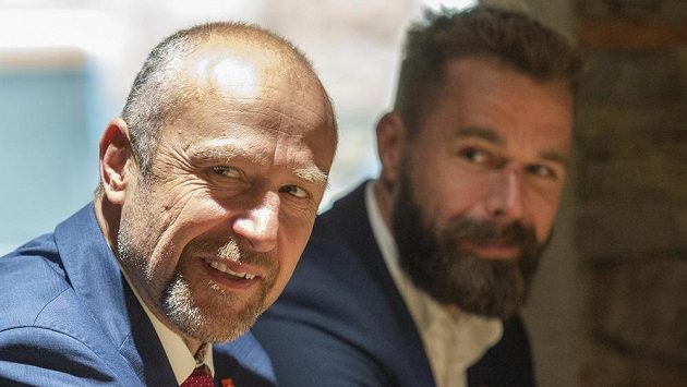Zleva trenér Jaroslav Modrý a kapitán Milan Gulaš. Zleva trenér Jaroslav Modrý a kapitán Milan Gulaš.