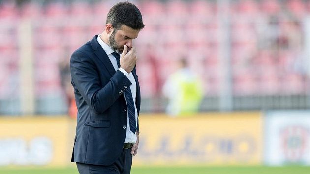 Trenér Sparty Praha Andrea Stramaccioni během utkání v Brně. Trenér Sparty Praha Andrea Stramaccioni během utkání v Brně.