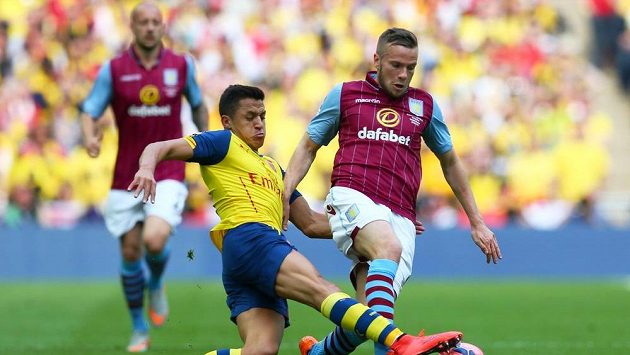 Tom Cleverley (vpravo) v dresu Aston Villy. Tom Cleverley (vpravo) v dresu Aston Villy.