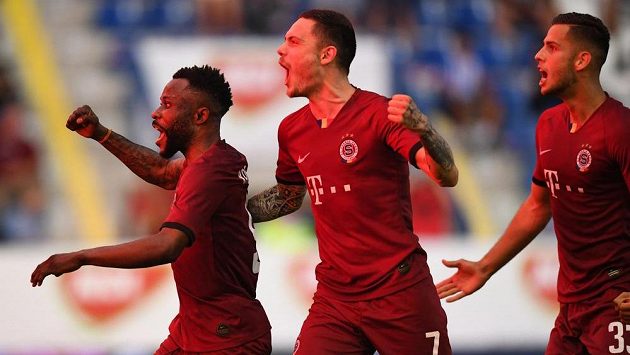 Radost sparťanských fotbalistů během finále MOL Cupu na hřišti Slovanu Liberec. Radost sparťanských fotbalistů během finále MOL Cupu na hřišti Slovanu Liberec.