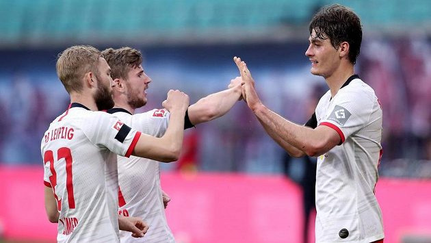 Útočník Lipska Patrik Schick se raduje z gólu proti Herthě Berlín s Konradem Laimerem (zcela vlevo) a Timem Wernerem. Útočník Lipska Patrik Schick se raduje z gólu proti Herthě Berlín s Konradem Laimerem (zcela vlevo) a Timem Wernerem.