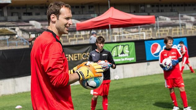 Brankář Petr Čech nejspíš bude mít brzy v Arsenalu větší konkurenci Brankář Petr Čech nejspíš bude mít brzy v Arsenalu větší konkurenci