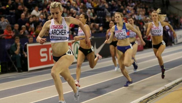 Holly Archerová v čele běhu na 1500 m při loňském britském halovém šampionátu v Glasgow. Holly Archerová v čele běhu na 1500 m při loňském britském halovém šampionátu v Glasgow.