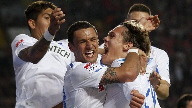 Jannik Vestergaard (vpravo) z Hoffenheimu slaví svůj vítězný gól na půdě Kaiserslauternu. Jannik Vestergaard (vpravo) z Hoffenheimu slaví svůj vítězný gól na půdě Kaiserslauternu.