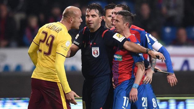 Rozhodčí Jan Jílek tlumí vášně mezi Romanem Bednářem ze Sparty (vlevo) a plzeňským Milanem Petrželou. Rozhodčí Jan Jílek tlumí vášně mezi Romanem Bednářem ze Sparty (vlevo) a plzeňským Milanem Petrželou.