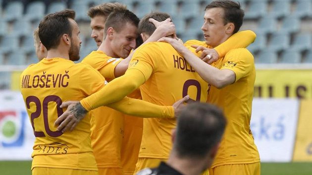 Hráči Dukly se radují z gólu Jana Holendy (v hloučku druhý zprava). V popředí zklamaný příbramský obránce Martin Jiránek. Hráči Dukly se radují z gólu Jana Holendy (v hloučku druhý zprava). V popředí zklamaný příbramský obránce Martin Jiránek.