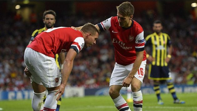 Útočník Arsenalu Lukas Podolski (vlevo) podpírán spoluhráčem Aaronem Ramseym v duelu s Fenerbahce. Útočník Arsenalu Lukas Podolski (vlevo) podpírán spoluhráčem Aaronem Ramseym v duelu s Fenerbahce.