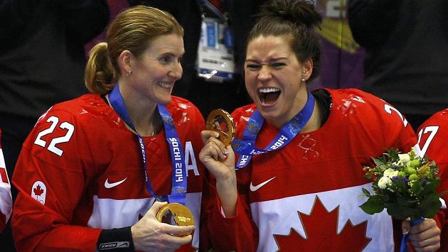 Kanaďanky Hayley Wickenheiserová (vlevo) a Natalie Spoonerová slaví olympijské hokejové zlato. Kanaďanky Hayley Wickenheiserová (vlevo) a Natalie Spoonerová slaví olympijské hokejové zlato.