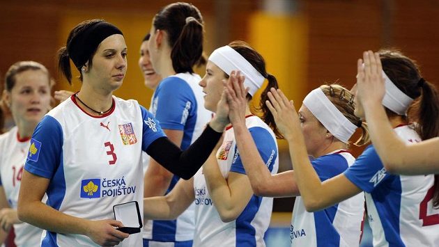 Česká florbalistka Gabriela Žůrková (druhá zleva) slaví se spoluhráčkami gól proti Lotyšsku. Česká florbalistka Gabriela Žůrková (druhá zleva) slaví se spoluhráčkami gól proti Lotyšsku.