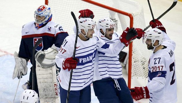 Baptiste Amar (vpravo) z Francie slaví gól proti Slovensku. Vlevo je zklamaný brankář Ján Laco. Baptiste Amar (vpravo) z Francie slaví gól proti Slovensku. Vlevo je zklamaný brankář Ján Laco.