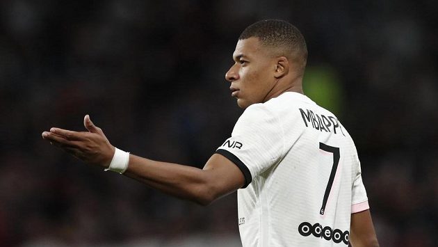 Fotbalista PSG Kylian Mbappé v duelu s Métami. Fotbalista PSG Kylian Mbappé v duelu s Métami.