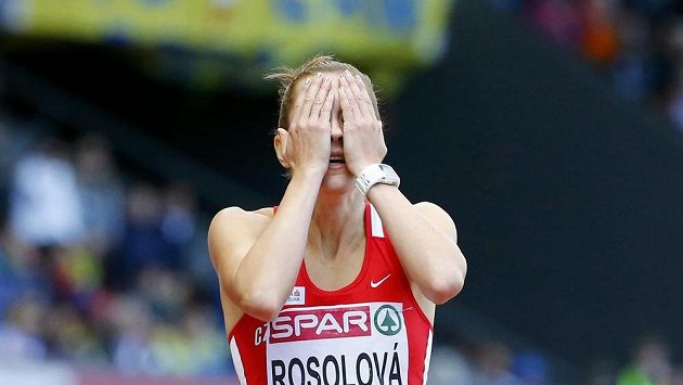 Smutná Denisa Rosolová po doběhu závodu na 400 m překážek. Smutná Denisa Rosolová po doběhu závodu na 400 m překážek.