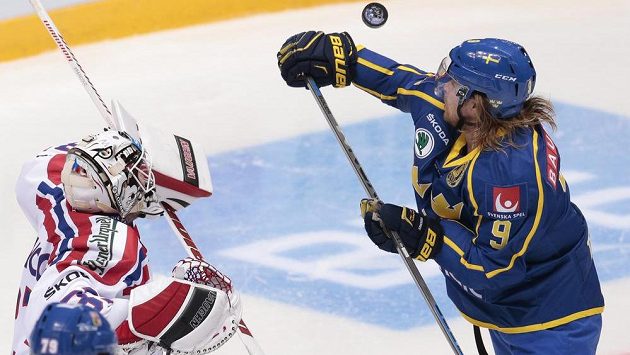 Švéd Mattias Tedenby a český gólman Pavel Francouz. Švéd Mattias Tedenby a český gólman Pavel Francouz.