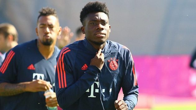Alphonso Davies na tréninku Bayernu Mnichov. Alphonso Davies na tréninku Bayernu Mnichov.
