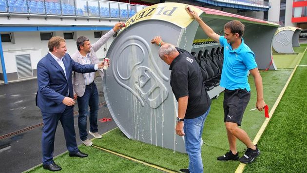 Fotbalová Viktoria Plzeň představila unikátní projekt. Hráčské střídačky v Doosan Areně budou mít tvar plechovky piva. Fotbalová Viktoria Plzeň představila unikátní projekt. Hráčské střídačky v Doosan Areně budou mít tvar plechovky piva.